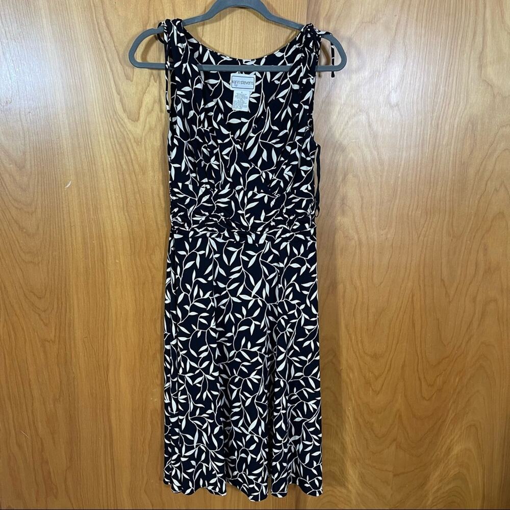 Karin Stevens, Dress. Size 6. Ruched Waist Detail. In excellent condition!